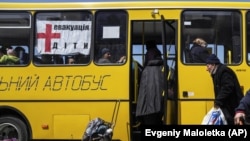 Эвакуация детей в Украине. Архивное фото.