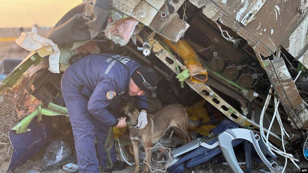 Salvatori cu câini la locul prăbușirii avionului de pasageri Azerbaijan Airlines în apropierea orașului Aktau din vestul Kazahstanului.