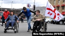 Люди с ограниченными возможностями боятся на коляске пересекать и проезжую часть дороги, зная неуступчивый характер большинства водителей столицы