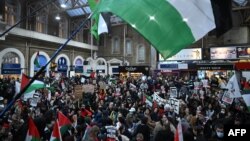 Demonstranti na protestu unutar stanice Čaring Kros nakon "Londonskog mitinga za Palestinu", u centru Londona 4. novembra 2023. godine