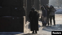 Grătare pe zăpadă și dansuri în aer liber: cum răspund locuitorii Kievului atacurilor rusești care au paralizat alimentarea cu energie