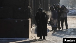 Луѓе на замрзнатите улици на Киев за време на руските воздушни напади на 16 јануари.