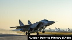 Российский самолет МиГ-31 взлетает с ракетой «Кинжал», Сирия, 2021 год.