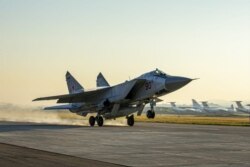 Egy Kinzsal szuperszonikus rakétát szállító orosz MiG-31-es 2021-ben