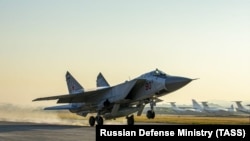  Итребитель МиГ-31К с гиперзвуковыми ракетами "Кинжал" на борту, иллюстрационное фото