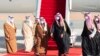 محمد بن سلمان، ولیعهد عربستان سعودی به استقبال همتای بحرینی خود رفت که برای شرکت در اجلاس شورای همکاری خلیج فارس به شهر العلا سفر کرده است