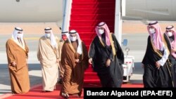 Princi i kurorës i Arabisë Saudite, Mohammed bin Salman, duke mirëpritur homologun e tij nga Bahrejni, princin e kurorës, Salman bin Hamad bin Isa al-Khalifa, 5 janar, 2021.