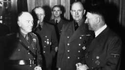 Маршал Ион Антонеску (слева) и Адольф Гитлер на переговорах в Берлине в 1943 году