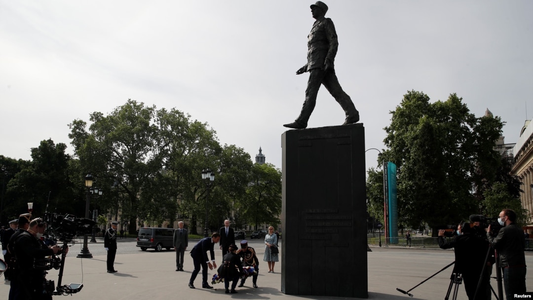 Emmanuel Macron depunând o jerbă de flori la statuia generalului De Gaulle, 8 mai, 2020