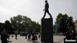 Emmanuel Macron depunând o jerbă de flori la statuia generalului De Gaulle, 8 mai, 2020