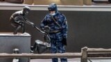 Сотрудник Росгвардии после разгона и задержаний протестующих в центре Казани 23 января 2021 года