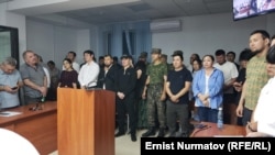 Бірінші май аудандық сотында үкімді тыңдап тұрған сотталушылар.