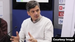 Željko Bodrožić: Dobar deo profesionalnih novinara je na udaru moćne, zločeste vlasti. Ona je privatizovala policiju koja nas ne štiti od napada huligana koji su takođe pod upravom režima.