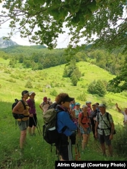 Turistët e huaj në Shtegun e Gështenjave.