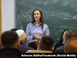 Arbnora Salihu gjatë një takimi me votues në Shtime.