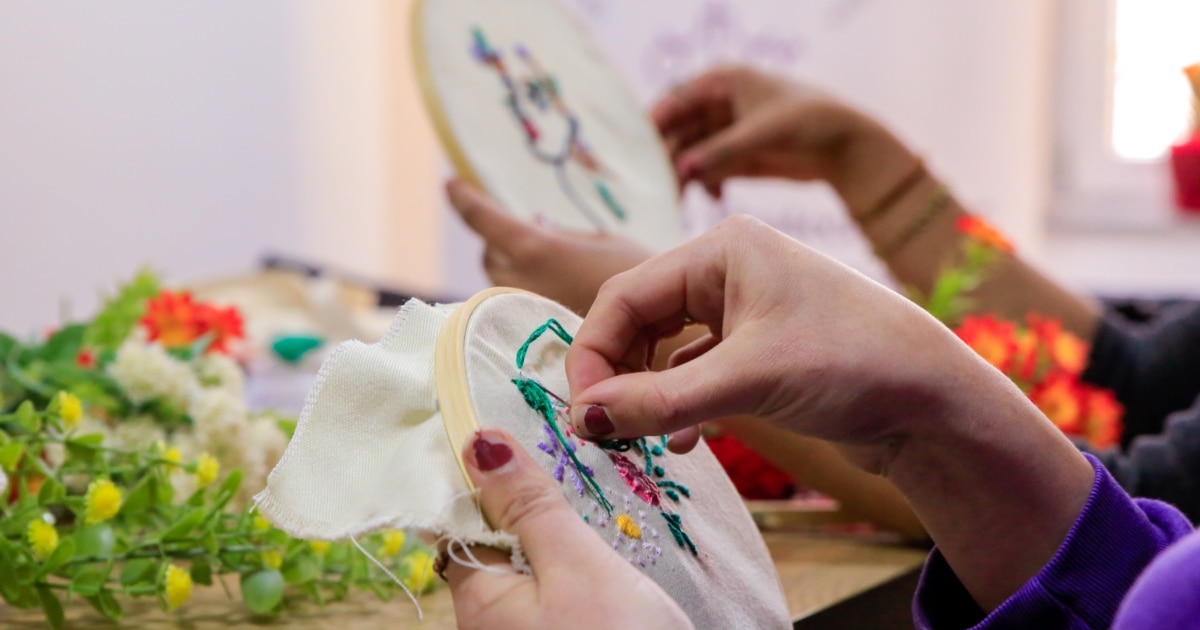 Me punëdore  të mbijetuarat e dhunës në familje rinisin jetën në strehimore