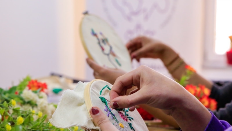 Me punëdore, të mbijetuarat e dhunës në familje rinisin jetën në strehimore