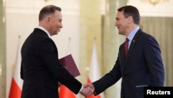 Radosław Sikorski leteszi a hivatali esküt Varsóban 2023. december 13-án