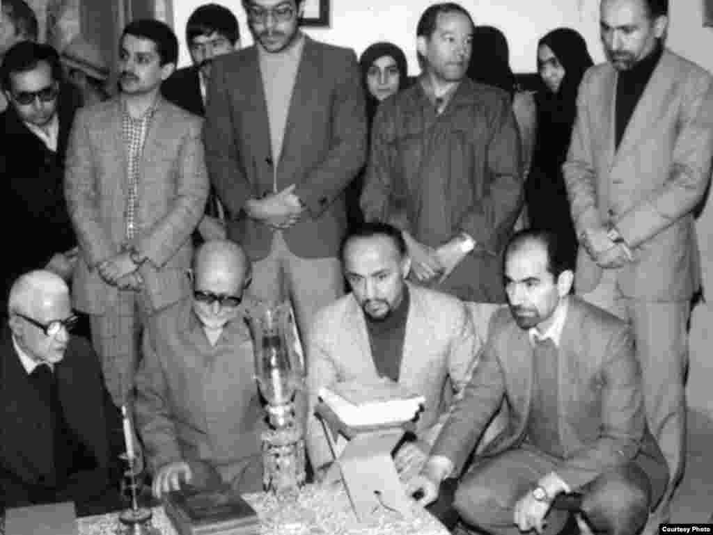  (از راست ایستاده) عبدالعلی بازرگان، (از راست نشسته) محمد توسلی، هاشم صباعیان، محمدی بازرگان و دكتر يدالله سحابی بر سر مزار محمد مصدق رهبر نهضت ملی ایران در احمد آباد