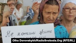 Віруючі на мітингу біля обласної ради вимагають уряд скасувати ідентифікаційні коди