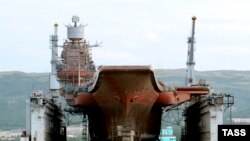 Российский авианесущий крейсер "Адмирал Кузнецов" на ремонте (архивный снимок)