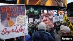 Nyu-Yorkun Tayms-Skver meydanında insanlar ABŞ-nin Venesuelaya hücumlarına etiraz edirlər.