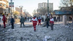 نیروهای امدادی در محل یکی از بمباران‌های اسرائیل در تهران