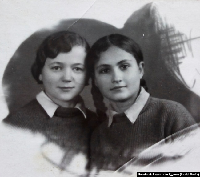 Хая Дудник (справа) на фото сделанном в 1940 году. Фото с Facebook страницы Валентины Дудник