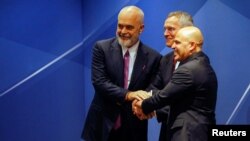 Sekretari i Përgjithshëm i NATO-s, Jens Stoltenberg (në mes) shtrëngon duart me kryeministrin e Shqipërisë Edi Rama (majtas) dhe kryeministrin e Maqedonisë së Veriut, Dimitar Kovaçevski, prara takimit joformal në Shkup, 22 nëntor 2023.