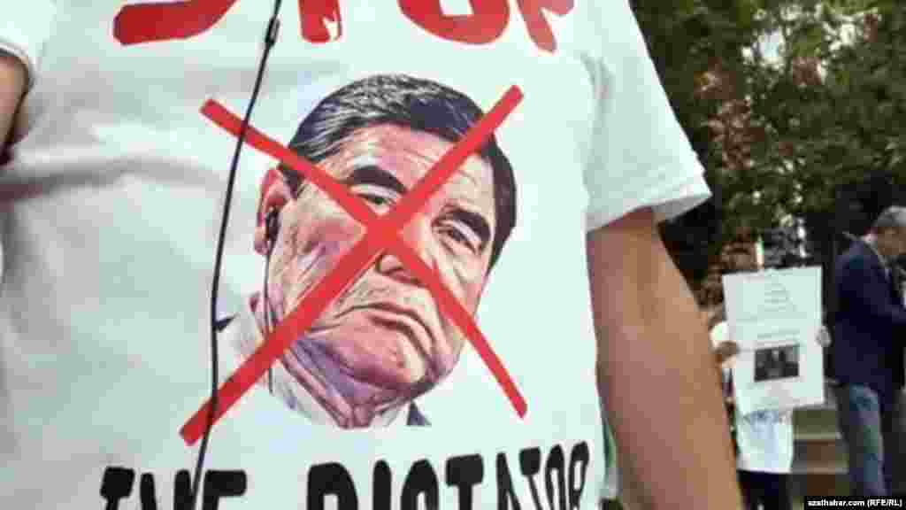 Waşingtonda türkmen ilçihanasynyň öňünde geçirilen protest çäreleriniň birine gatnaşyjylaryň geýen maýkasy.