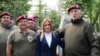 Ish-pjesëtarë të Njësisë për Operacione Speciale me ministren e Punës, Punësimit, Çështjeve të Veteranëve dhe Sociale të Serbisë, Millica Gjurgjeviq Stamenkovski.