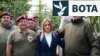 Ish-pjesëtarë të Njësisë për Operacione Speciale me ministren e Punës, Punësimit, Çështjeve të Veteranëve dhe Sociale të Serbisë, Millica Gjurgjeviq Stamenkovski.
