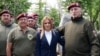 Bivši pripadnici JSO u društvu Milice Đurđević Stamenkovski, ministarke za rad, zapošljavanje, boračka i socijalna pitanja Republike Srbije.