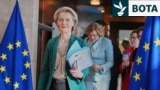 Presidentja e Komisionit Evropian, Ursula von der Leyen, mbërrin në takimin javor të Kolegjit të Komisionerëve në selinë e BE-së në Bruksel, më 19 mars.