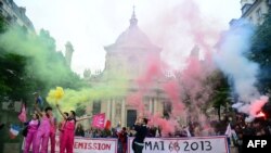 Противники однополых браков во время демонстрации возле университета Сорбонна. Париж, 16 мая 2013 года. 