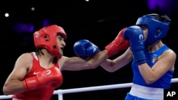 Algerianca Imane Khelif (în echipament roșu), în meciul cu italianca Angela Carini, în meciul din preliminarii la categoria 66kg, la Jocurile Olimpice de la Paris 2024, pe 1 august 2024.