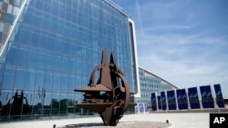 Символът на НАТО пред стъклената фасада на централа в Брюксел.