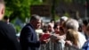 Premierul slovac Robert Fico vorbește cu câțiva oameni adunați în fața Casei de Cultură din orașul Handlova, cu câteva momente înainte să fie împușcat, 15 mai 2024.