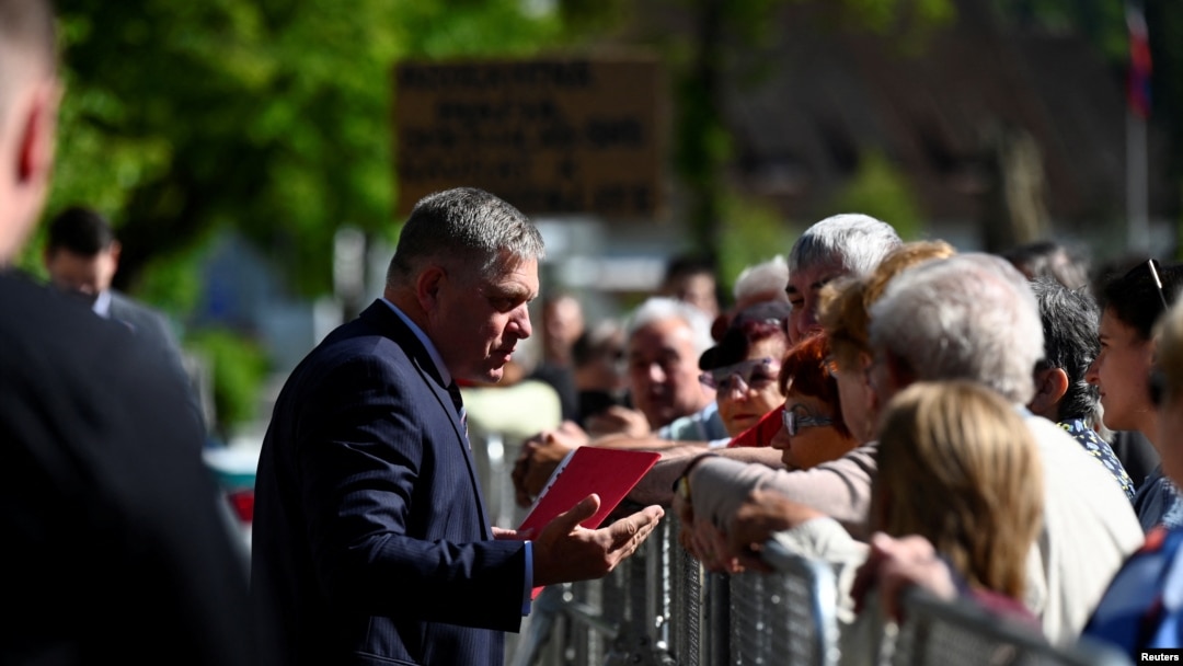 Premierul slovac Robert Fico vorbește cu câțiva oameni adunați în fața Casei de Cultură din orașul Handlova, cu câteva momente înainte să fie împușcat, 15 mai 2024.
