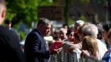 Premierul slovac Robert Fico vorbește cu câțiva oameni adunați în fața Casei de Cultură din orașul Handlova, cu câteva momente înainte să fie împușcat, 15 mai 2024.