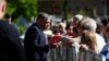 Robert Fico vorbind cu oamenii în Handlova, înainte de a fi împușcat, pe 15 mai