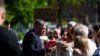 A szlovák miniszterelnök a lövöldözés előtt az embereket köszönti Nyitrabányán 2024. május 15-én