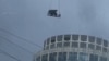 Вертолет опускает "Панцирь-СМД-Е" на крышу высотки Nordstar Tower на Беговой улице в центре Москвы