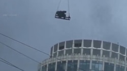 Вертолет опускает "Панцирь-СМД-Е" на крышу высотки Nordstar Tower на Беговой улице в центре Москвы