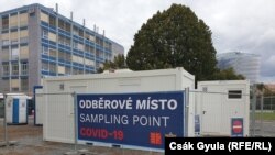 Covid-19 tesztpont a prágai Vítězné náměstín