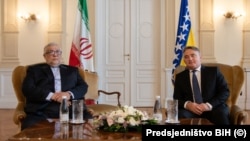 Član predsjedništva BiH Željko Komšić (desno) s iranskim ambasadorom u BiH Abuzarom Ebrahimijem Torkamanom u Sarajevu, 24. 10. 2023.