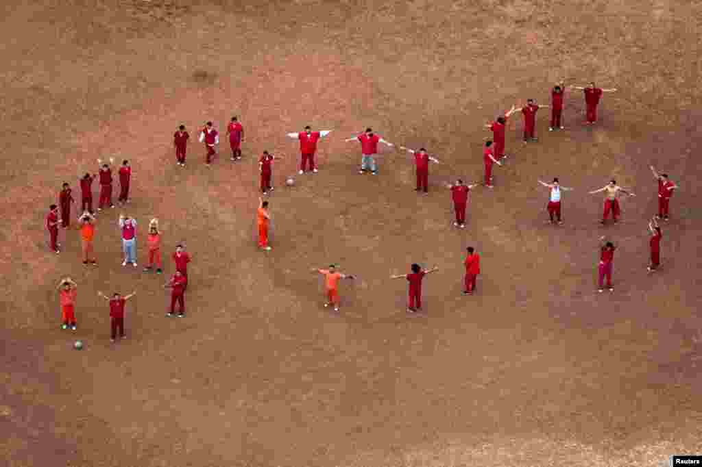 Një pamje prej lart e të ndaluarve duke formuar me lëvizje trupash shkronjat SOS [Ndihmë] në oborrin e qendrës së ndalimit Bluebonnet – të ngarkuar me numër të madh të venezuelasve – në Anson, Teksas. Atëbotë, ata ishin në pritje të një vendimi të Gjykatës Supreme të Shteteve të Bashkuara. Fotografi e 28 prillit 2025. 
