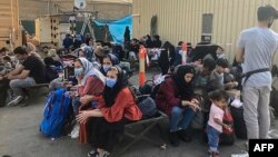 Цивили чекаат евакуација на аеродромот во Кабул