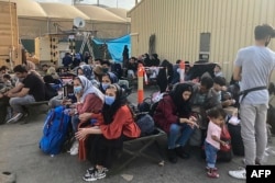 Ljudi čekaju evakuaciju iz Avganistana na aerodromu u Kabulu 18. avgusta 2021.