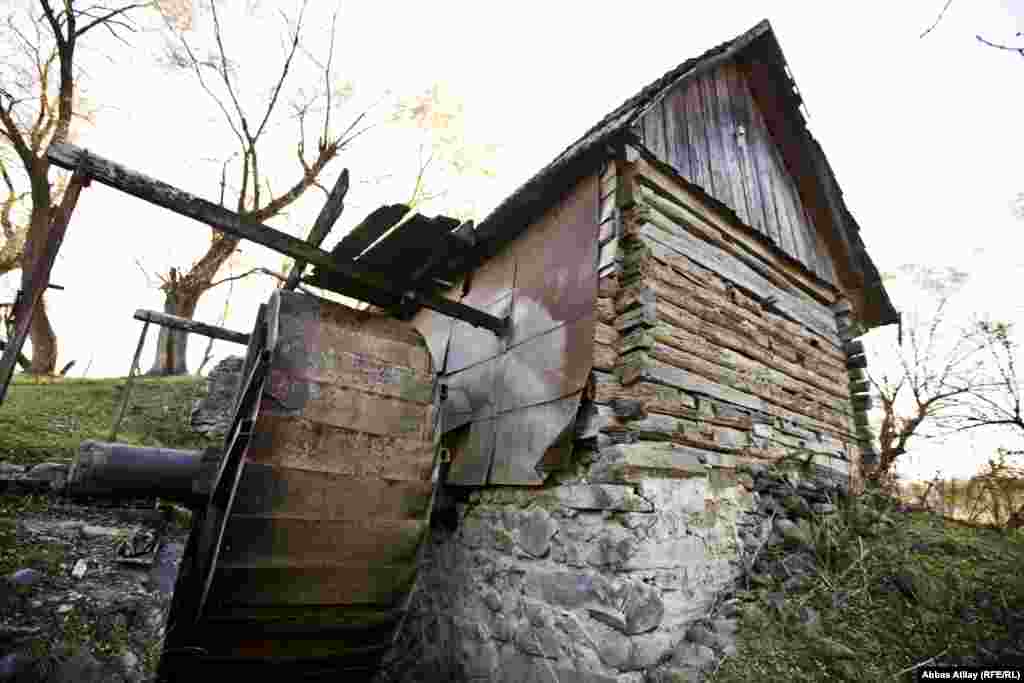 XIX əsrdən qalma su dəyirmanı. İndi o, baxımsız vəziyyətdədir.